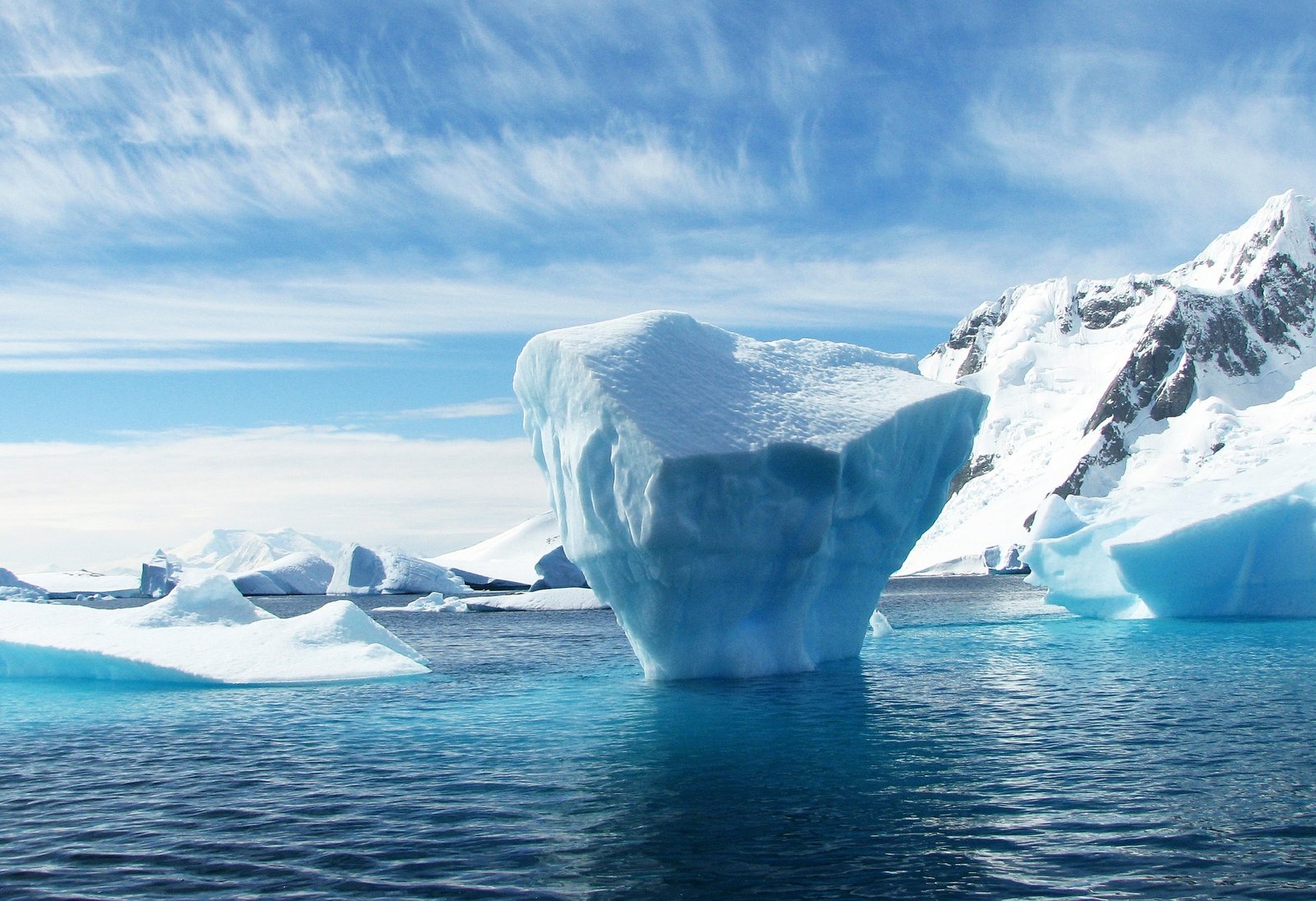 152 billion tons of fresh water are released into the ocean by a massive iceberg.